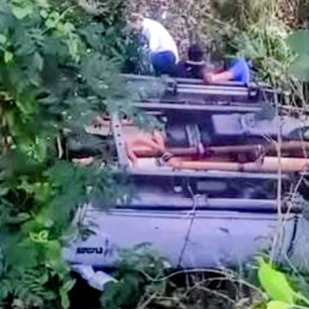 Así quedó el automóvil en el fondo del barranco. Foto: X @ForoCoatza
